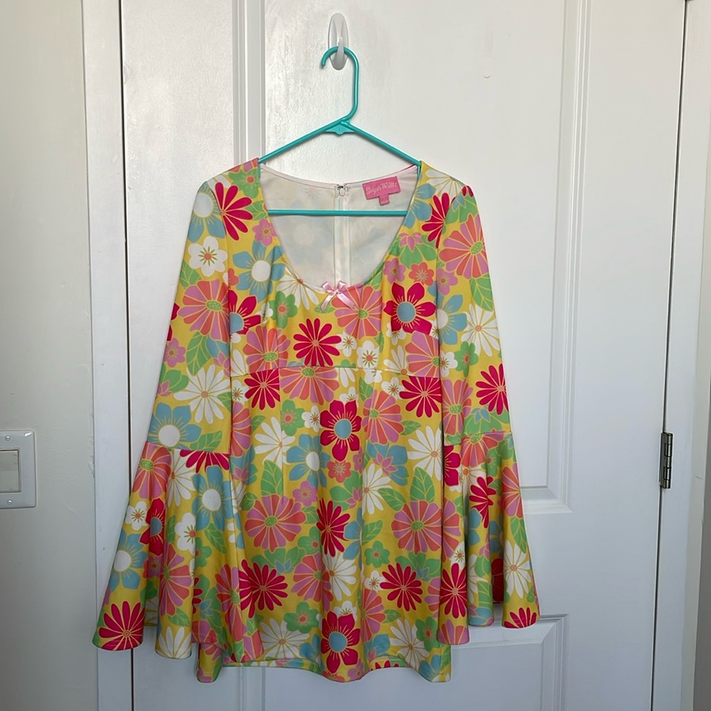 A cute yellow floral mini from Sugar Thrills. Only worn once and true to size.